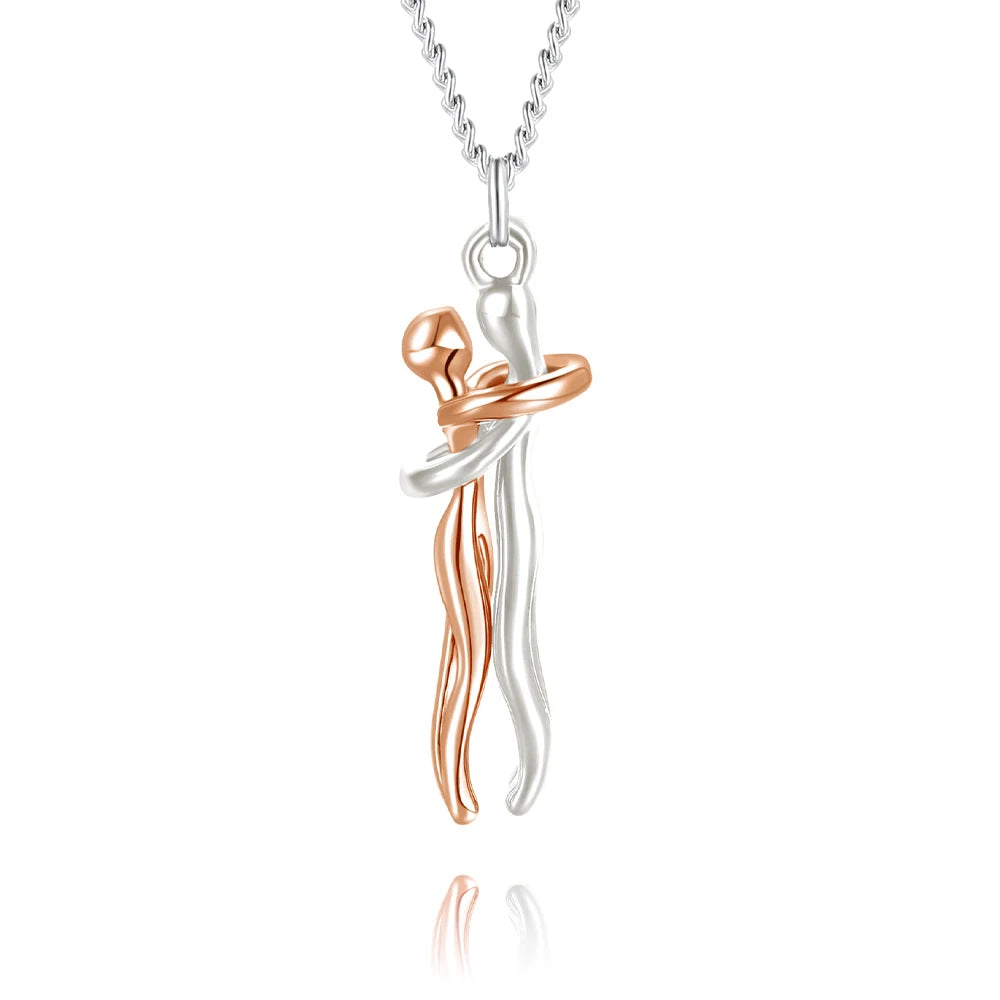AMORÉA – COLLAR COLGANTE ABRAZO BAÑADO EN ORO 14K