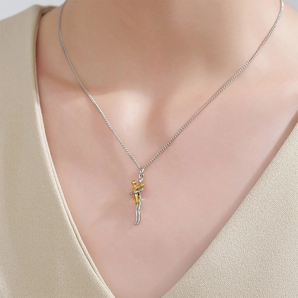 AMORÉA – COLLAR COLGANTE ABRAZO BAÑADO EN ORO 14K