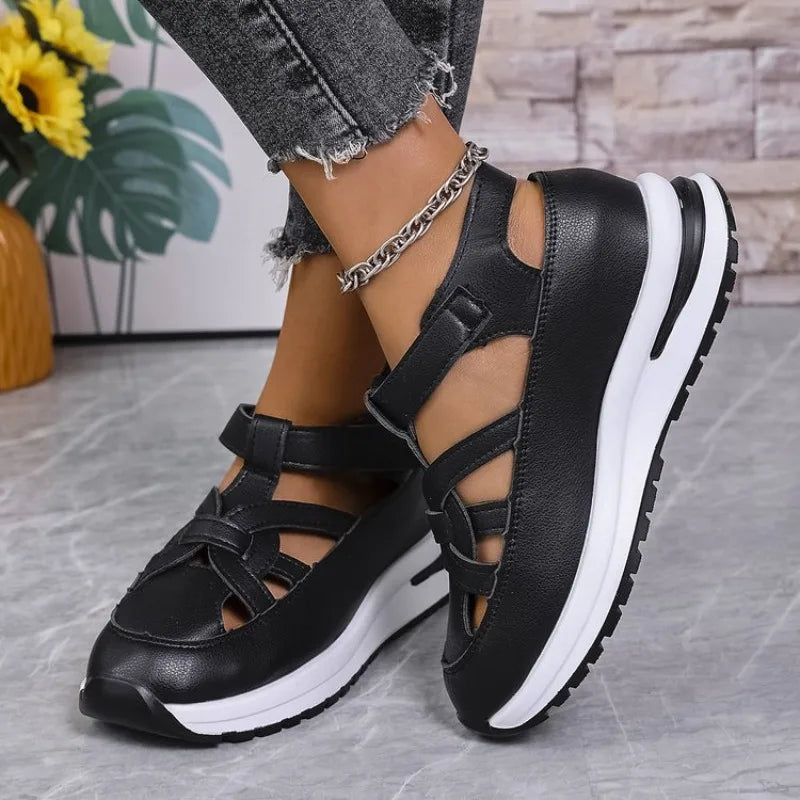 AERIS – SANDALIAS PLANAS CALADAS CON PLATAFORMA GRUESA
