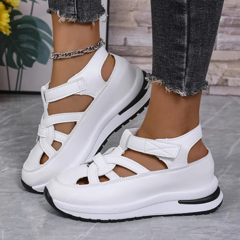 AERIS – SANDALIAS PLANAS CALADAS CON PLATAFORMA GRUESA