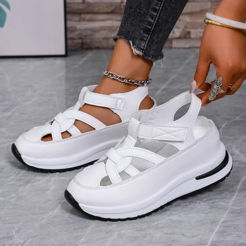 AERIS – SANDALIAS PLANAS CALADAS CON PLATAFORMA GRUESA