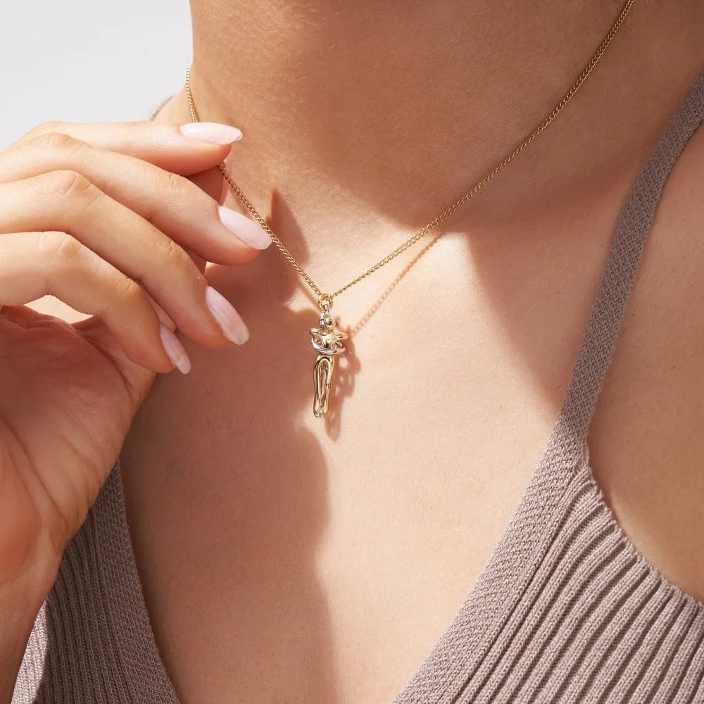AMORÉA – COLLAR COLGANTE ABRAZO BAÑADO EN ORO 14K