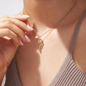 AMORÉA – COLLAR COLGANTE ABRAZO BAÑADO EN ORO 14K