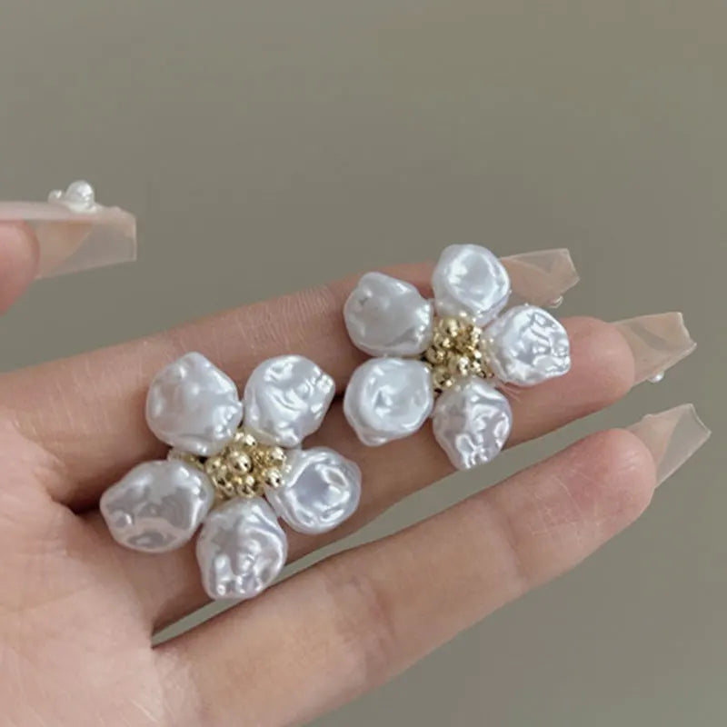 FLORÉA – PENDIENTES FLOR CON PERLA IRREGULAR
