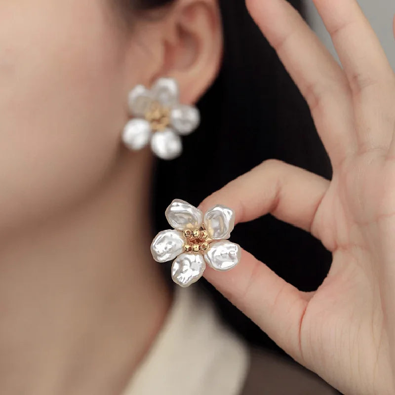 FLORÉA – PENDIENTES FLOR CON PERLA IRREGULAR