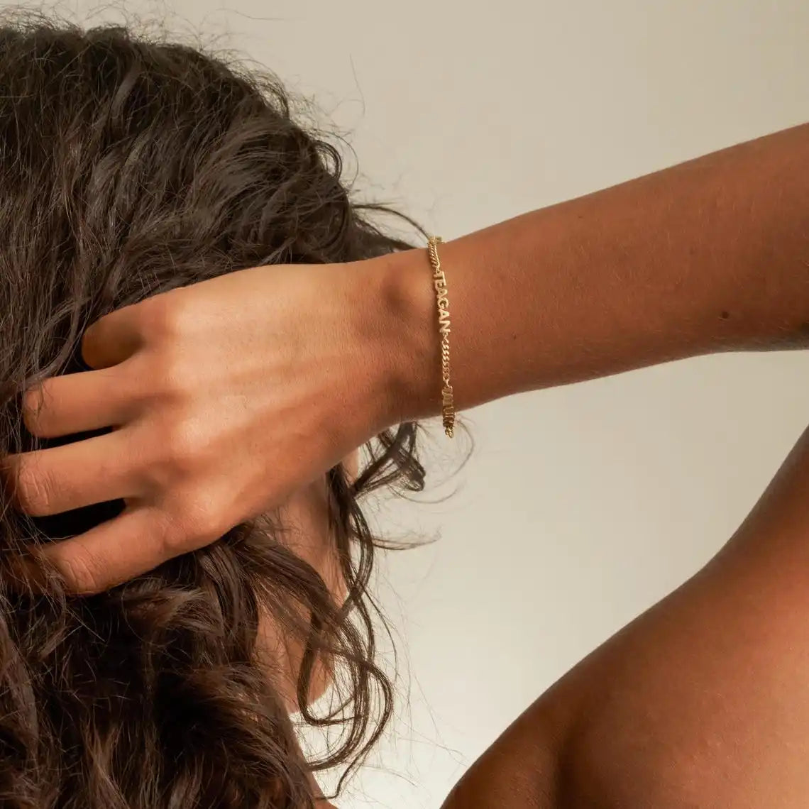 NOMÉA – PULSERA PERSONALIZADA CON NOMBRE EN ACERO INOXIDABLE