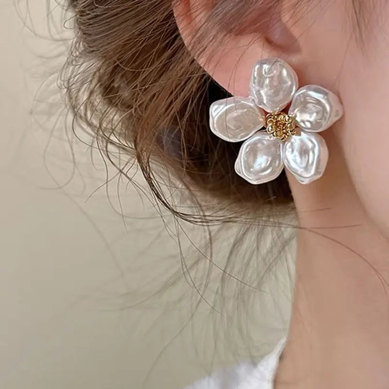 FLORÉA – PENDIENTES FLOR CON PERLA IRREGULAR