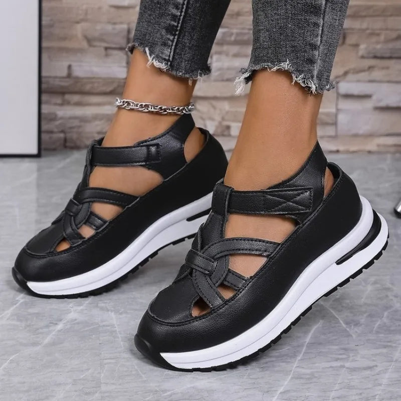AERIS – SANDALIAS PLANAS CALADAS CON PLATAFORMA GRUESA