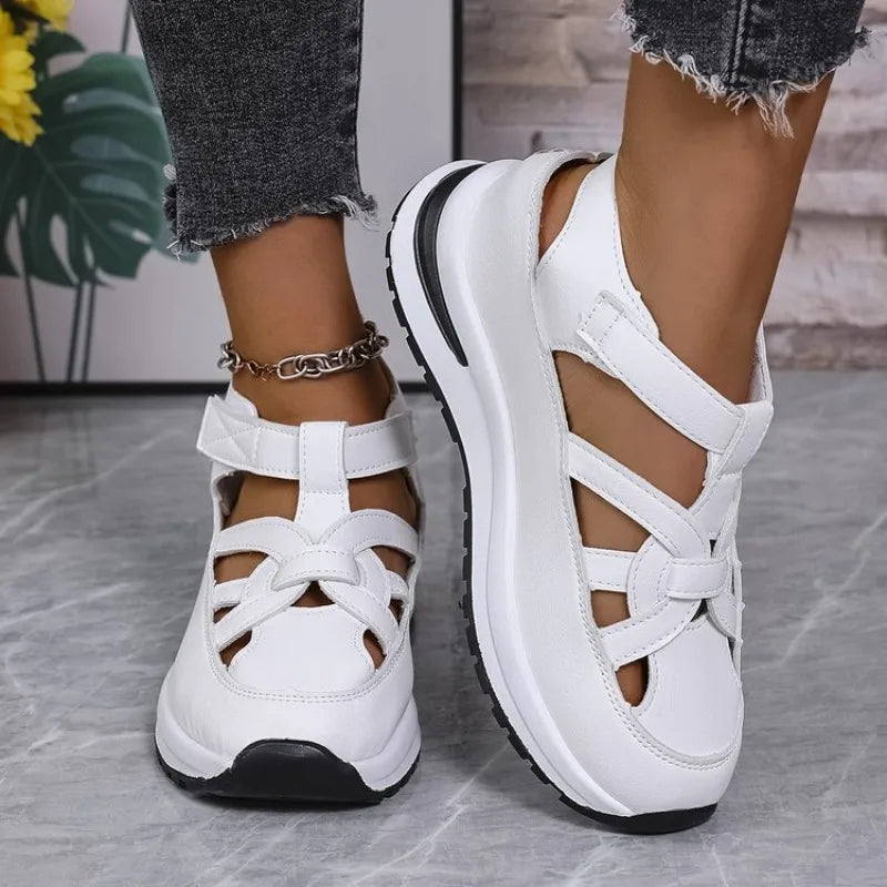 AERIS – SANDALIAS PLANAS CALADAS CON PLATAFORMA GRUESA